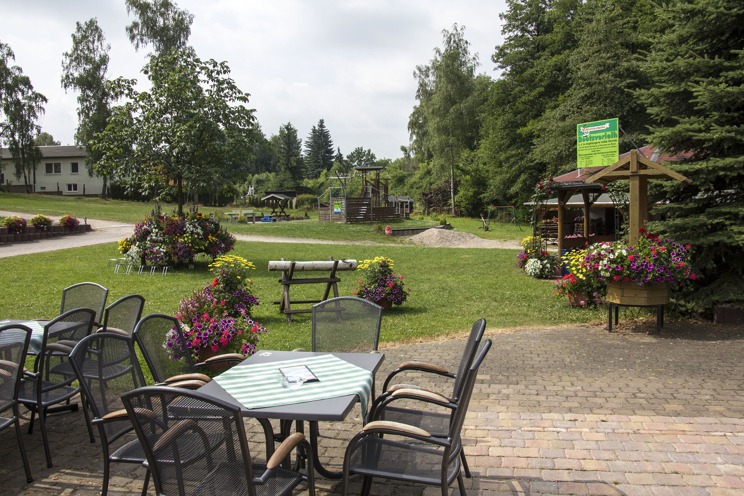 Terrassenblick auf den Spielplatz